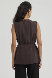Blusa sin mangas café oscuro con cuello camisero y cinturón en la cintura diseño envolvente y textura ligera lisa