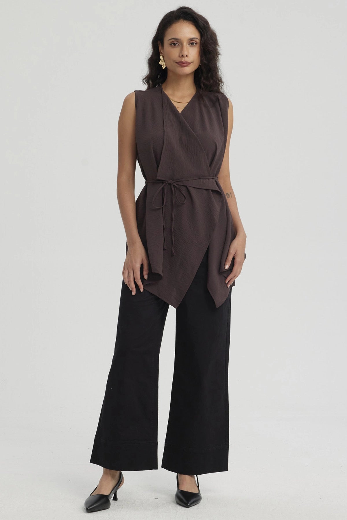 Blusa sin mangas café oscuro con cuello camisero y cinturón en la cintura diseño envolvente y textura ligera lisa