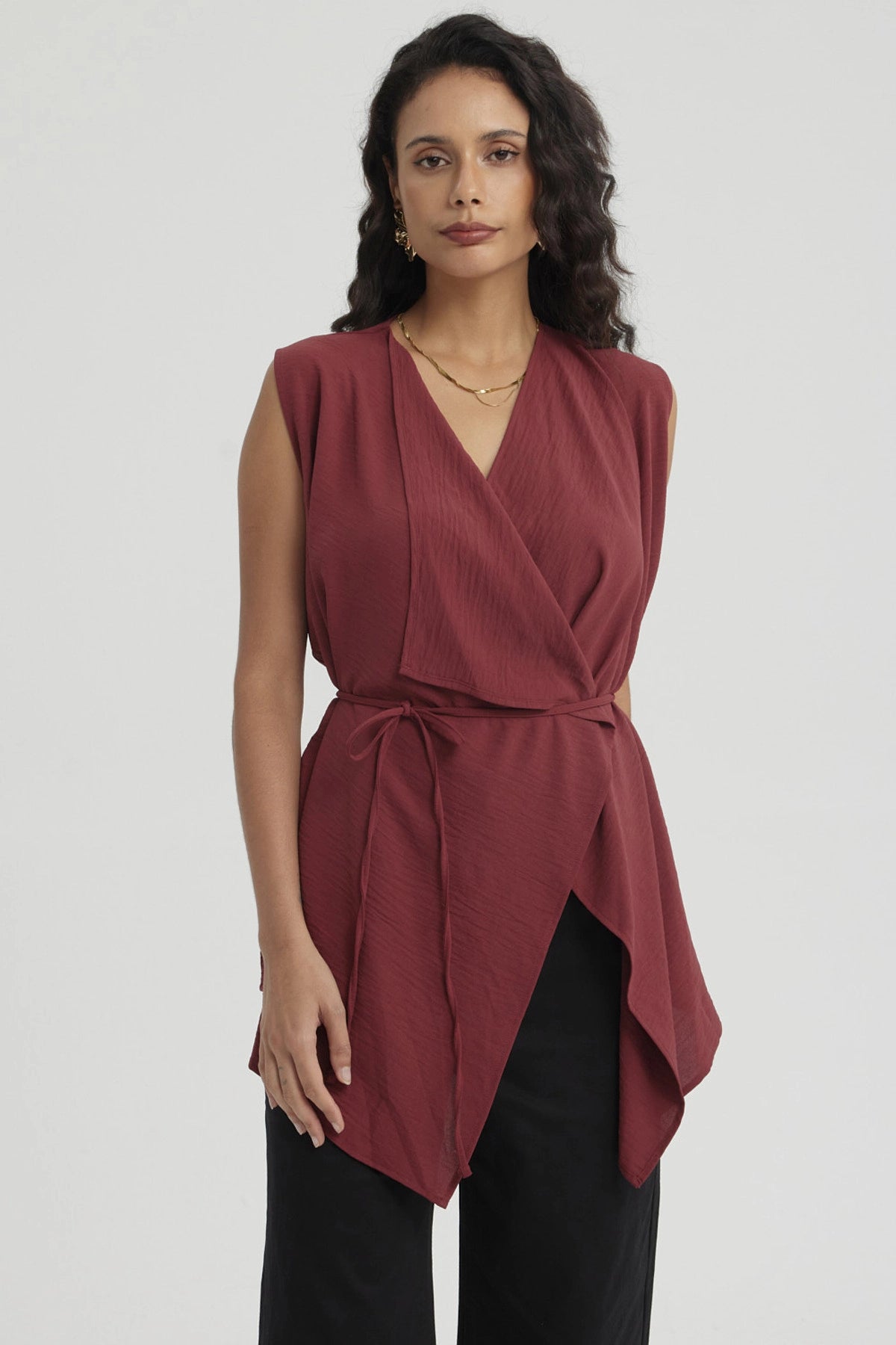 Blusa mujer vino sin mangas con cuello camisero y diseño cruzado liso estilo elegante