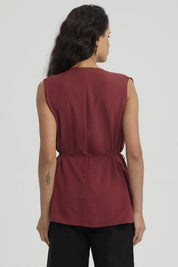 Blusa mujer vino sin mangas con cuello camisero y diseño cruzado liso estilo elegante