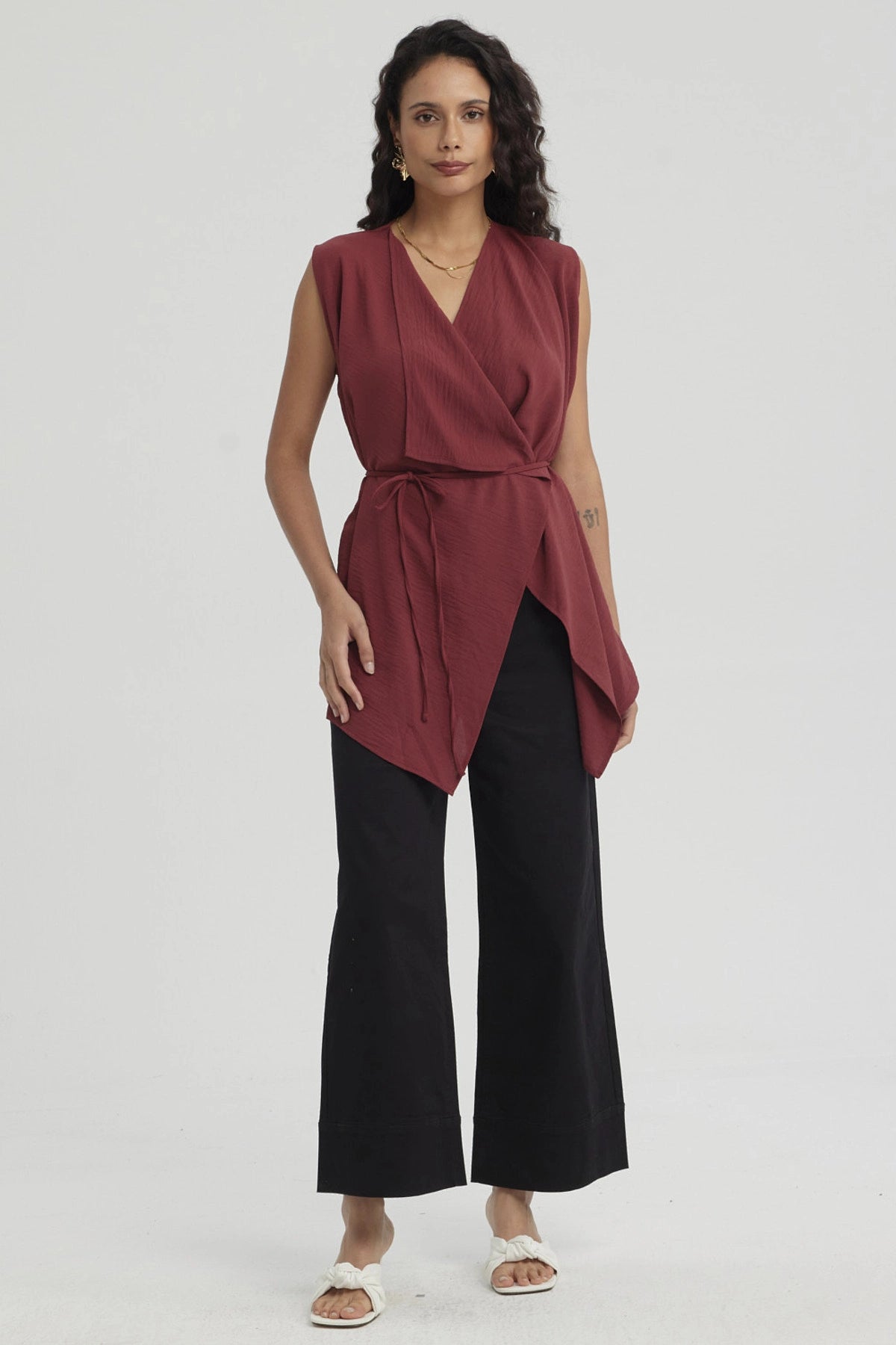 Blusa mujer vino sin mangas con cuello camisero y diseño cruzado liso estilo elegante