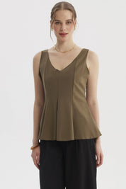 Polera sin mangas verde musgo para mujer con escote en V y corte acampanado prenda lisa elegante y versátil