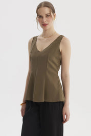 Polera sin mangas verde musgo para mujer con escote en V y corte acampanado prenda lisa elegante y versátil