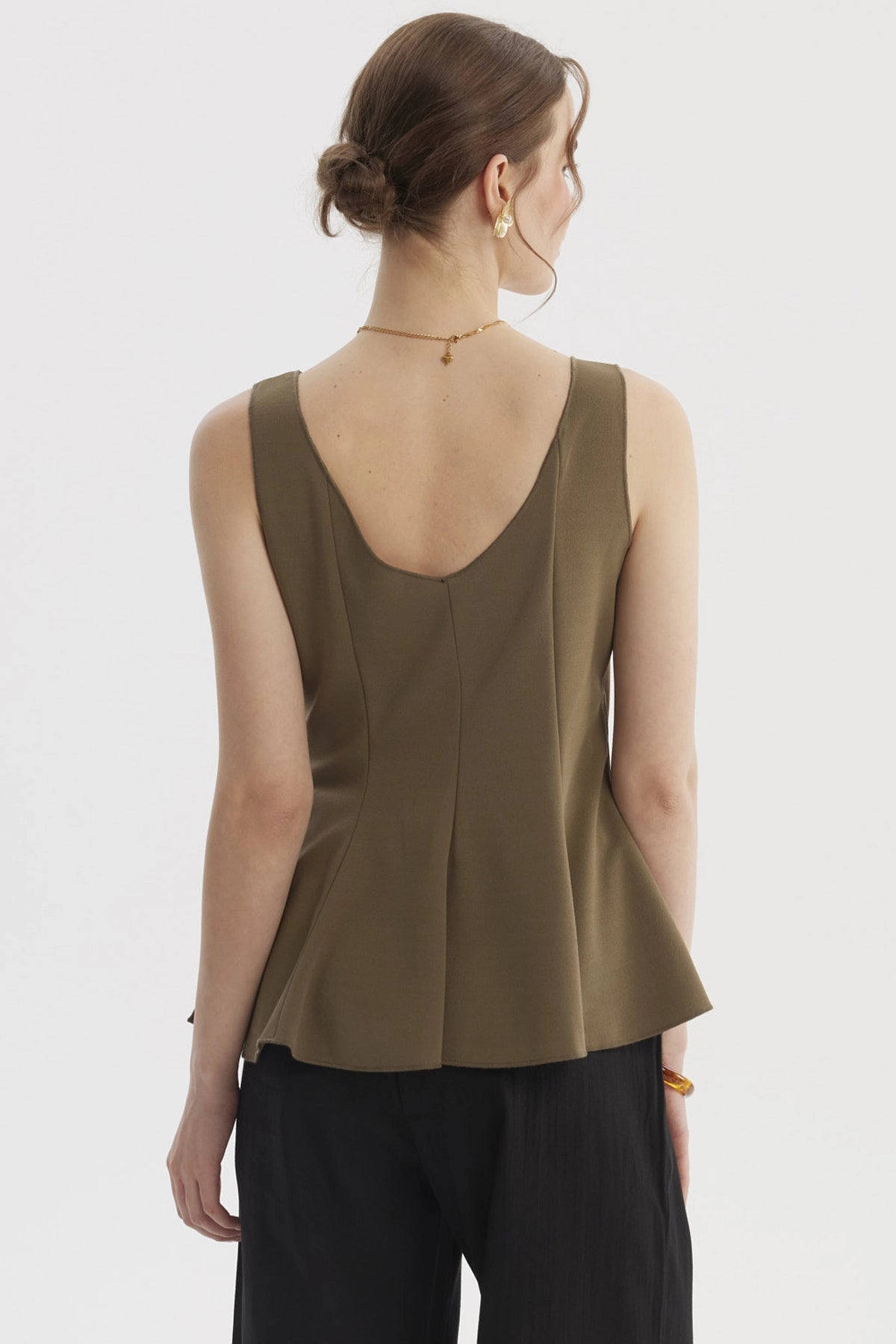 Polera sin mangas verde musgo para mujer con escote en V y corte acampanado prenda lisa elegante y versátil