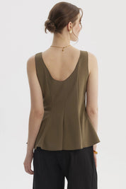 Polera sin mangas verde musgo para mujer con escote en V y corte acampanado prenda lisa elegante y versátil