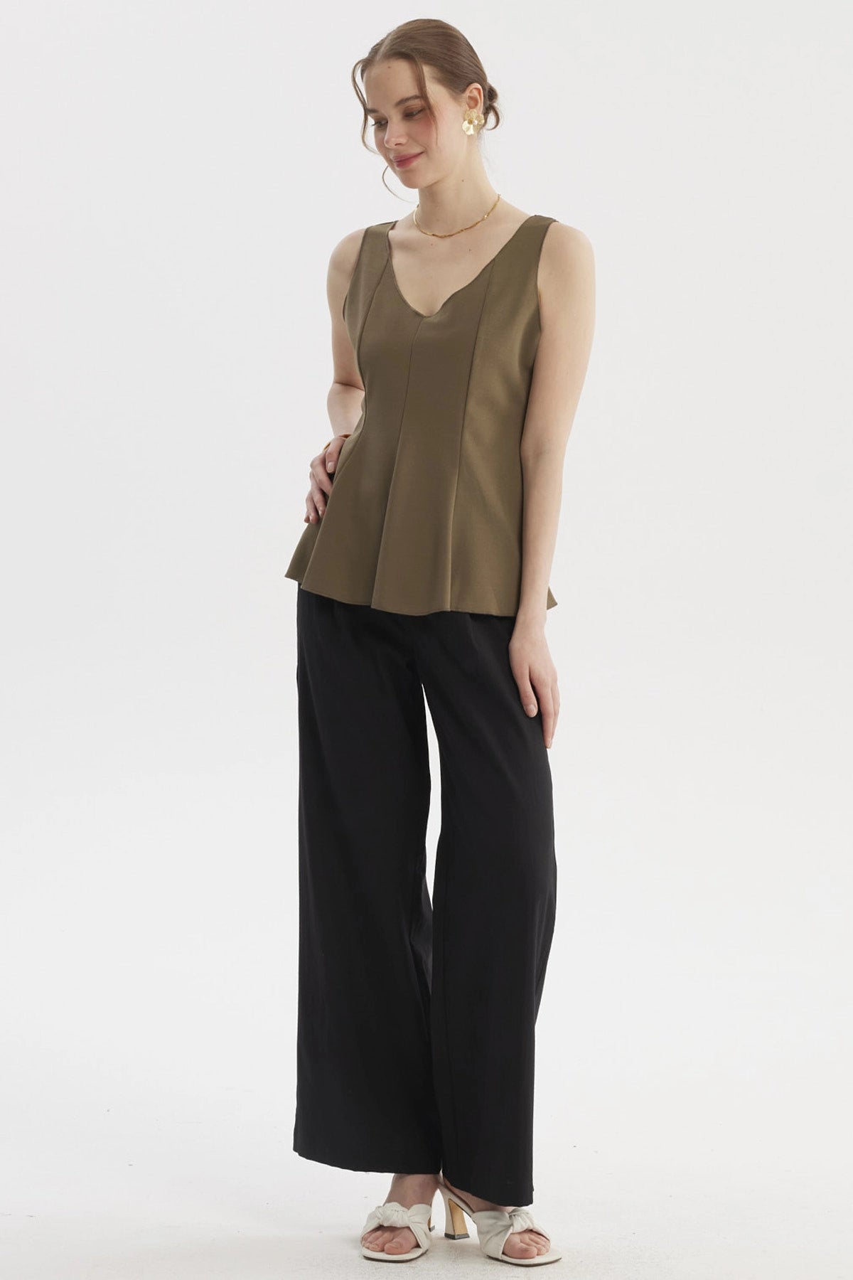 Polera sin mangas verde musgo para mujer con escote en V y corte acampanado prenda lisa elegante y versátil