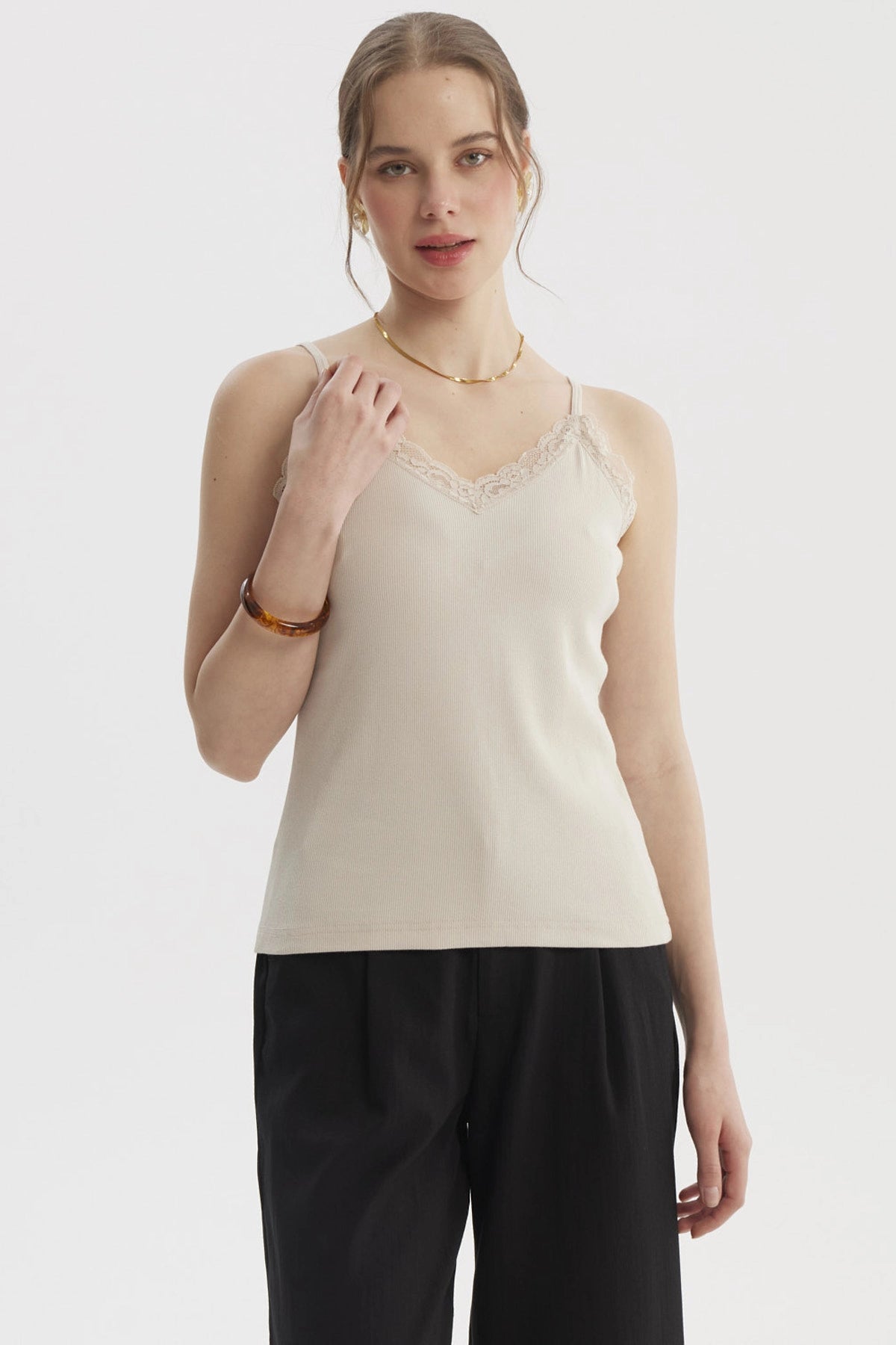 Polera peto mujer beige con pabilo y escote de encaje liso elegante sin estampa ideal para un look casual y fresco