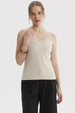 Polera peto mujer beige con pabilo y escote de encaje liso elegante sin estampa ideal para un look casual y fresco