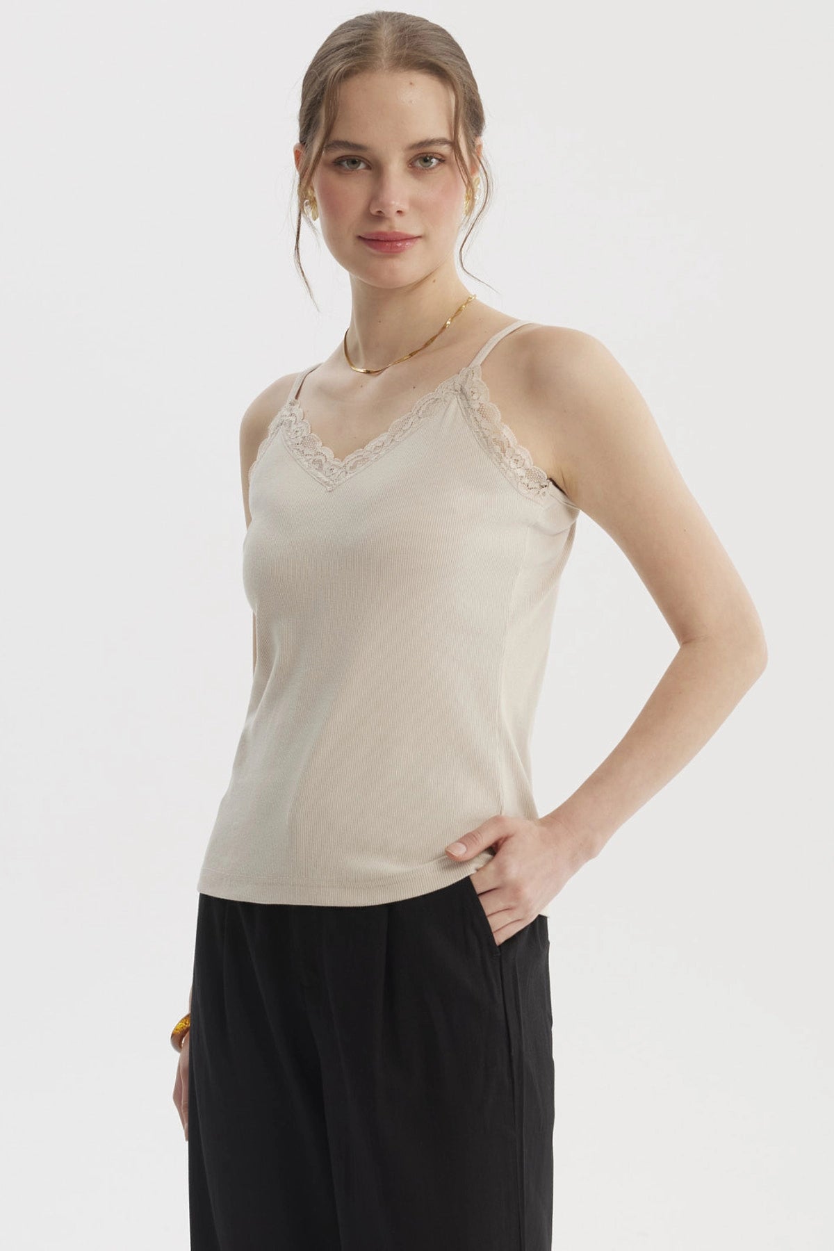 Polera peto mujer beige con pabilo y escote de encaje liso elegante sin estampa ideal para un look casual y fresco