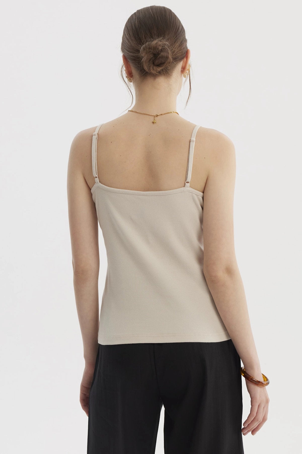 Polera peto mujer beige con pabilo y escote de encaje liso elegante sin estampa ideal para un look casual y fresco