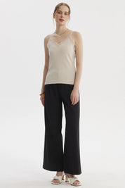 Polera peto mujer beige con pabilo y escote de encaje liso elegante sin estampa ideal para un look casual y fresco