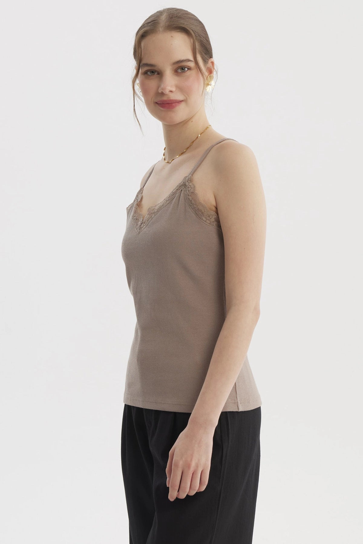 Polera peto mujer color arena con escote en encaje sin estampado