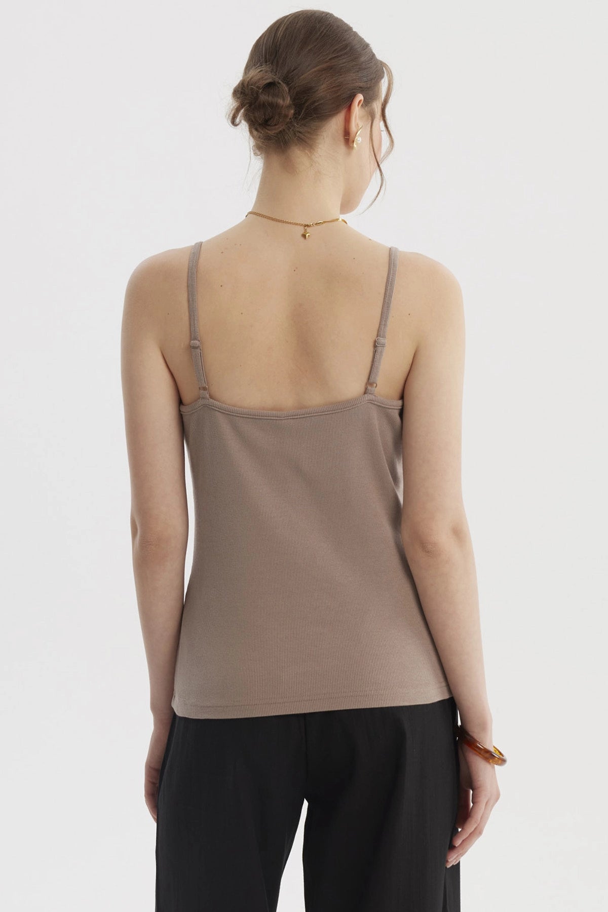 Polera peto mujer color arena con escote en encaje sin estampado