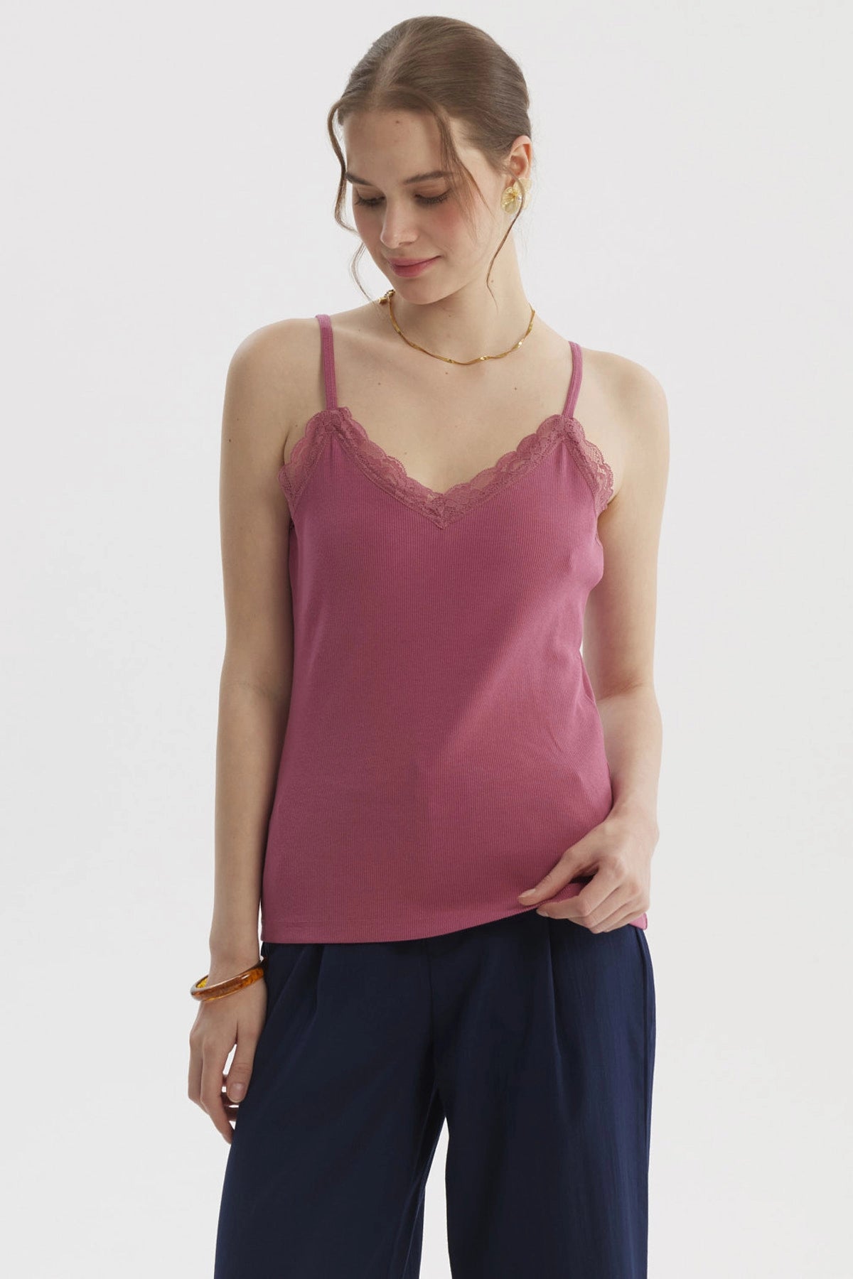 Polera peto de mujer color malva con escote en V y encaje delicado sin estampas visible