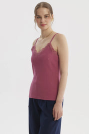 Polera peto de mujer color malva con escote en V y encaje delicado sin estampas visible