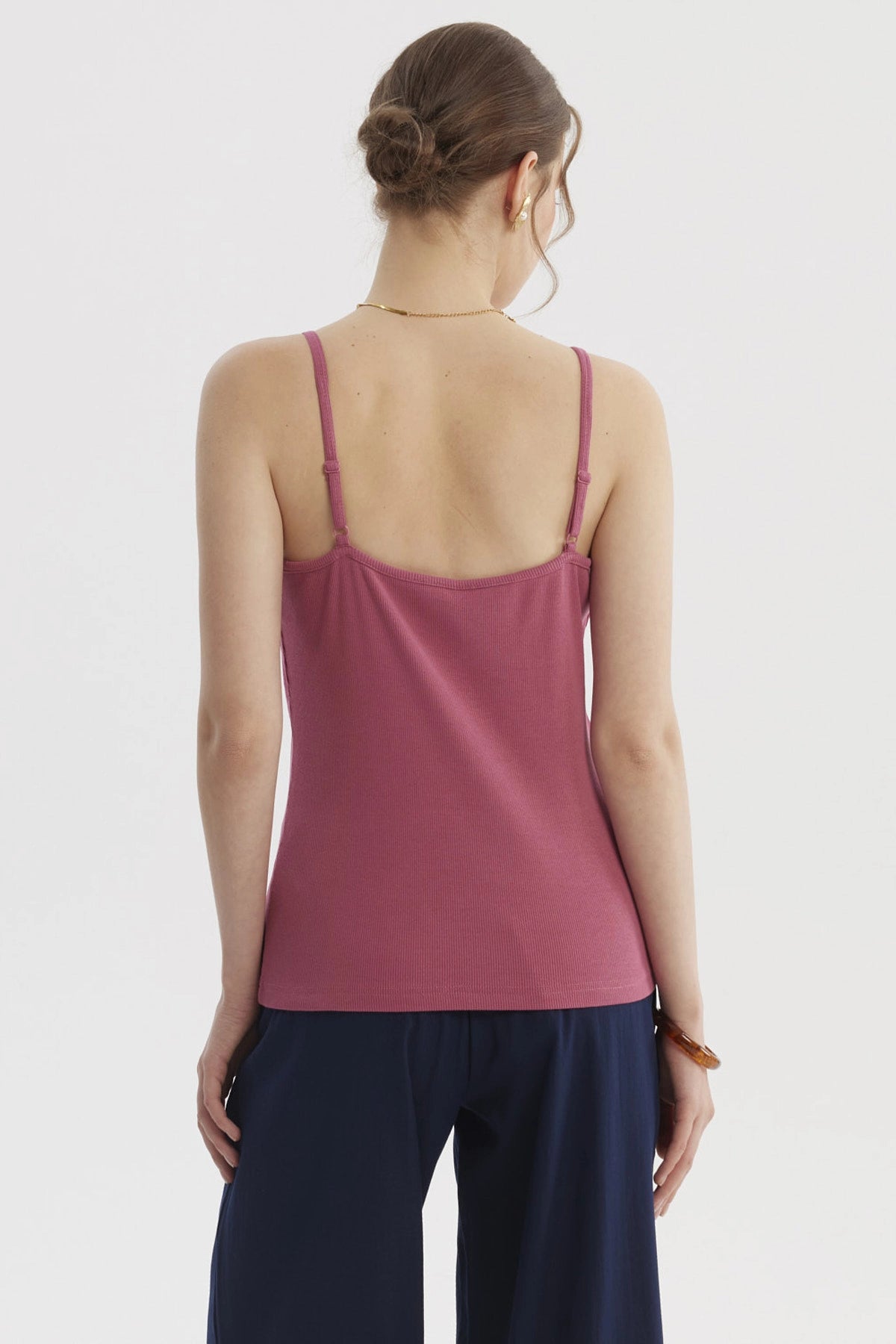 Polera peto de mujer color malva con escote en V y encaje delicado sin estampas visible