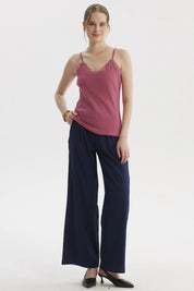Polera peto de mujer color malva con escote en V y encaje delicado sin estampas visible