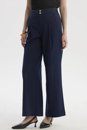 Pantalón sastrero azul para mujer con dos botones visibles sin estampa corte recto elegante y versátil