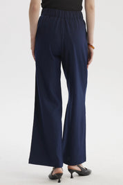 Pantalón sastrero azul para mujer con dos botones visibles sin estampa corte recto elegante y versátil