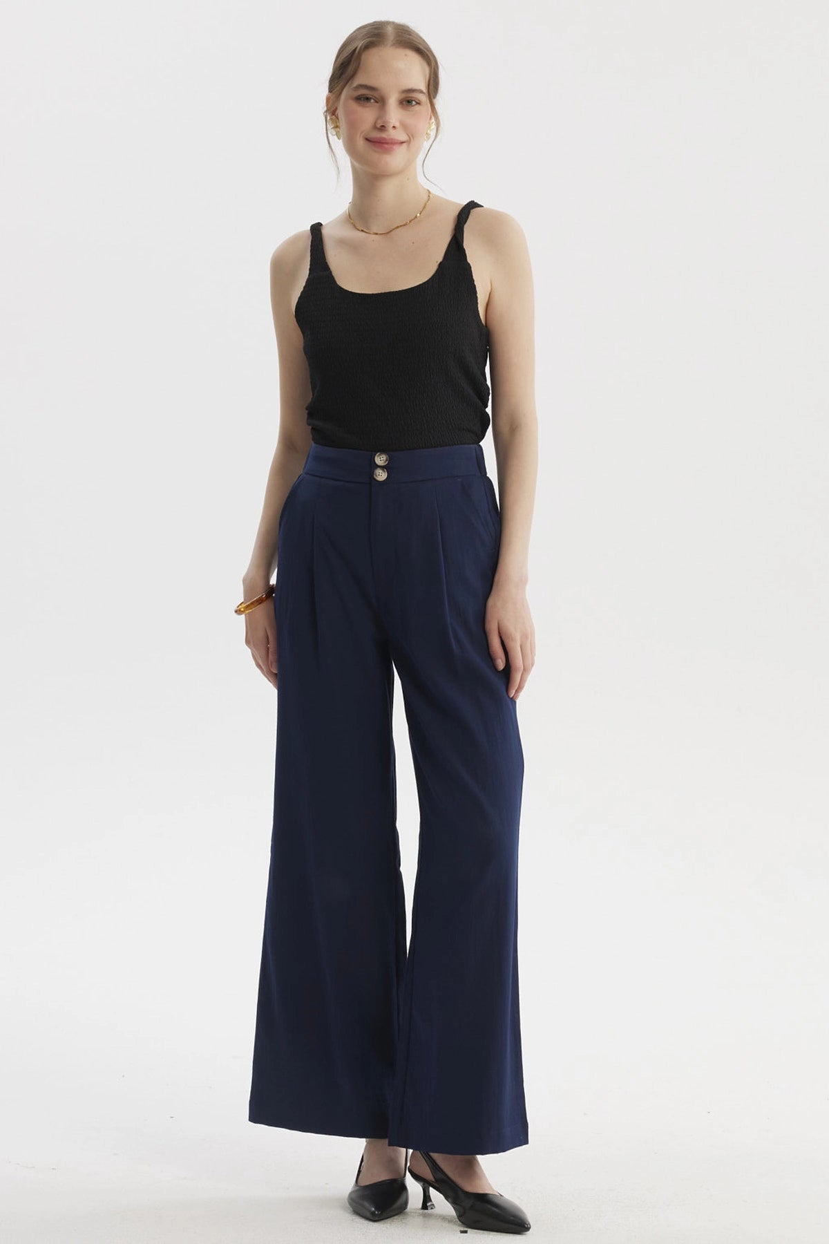 Pantalón sastrero azul para mujer con dos botones visibles sin estampa corte recto elegante y versátil