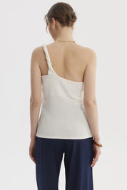 Polera asimétrica crudo con pabilo trenzado en el hombro diseño liso ideal para días de verano relajados
