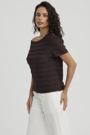 Polera mujer café oscuro con cuello asimétrico y textura en líneas horizontales lisa