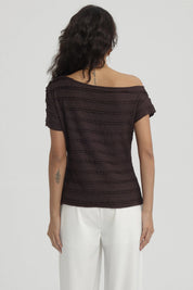 Polera mujer café oscuro con cuello asimétrico y textura en líneas horizontales lisa