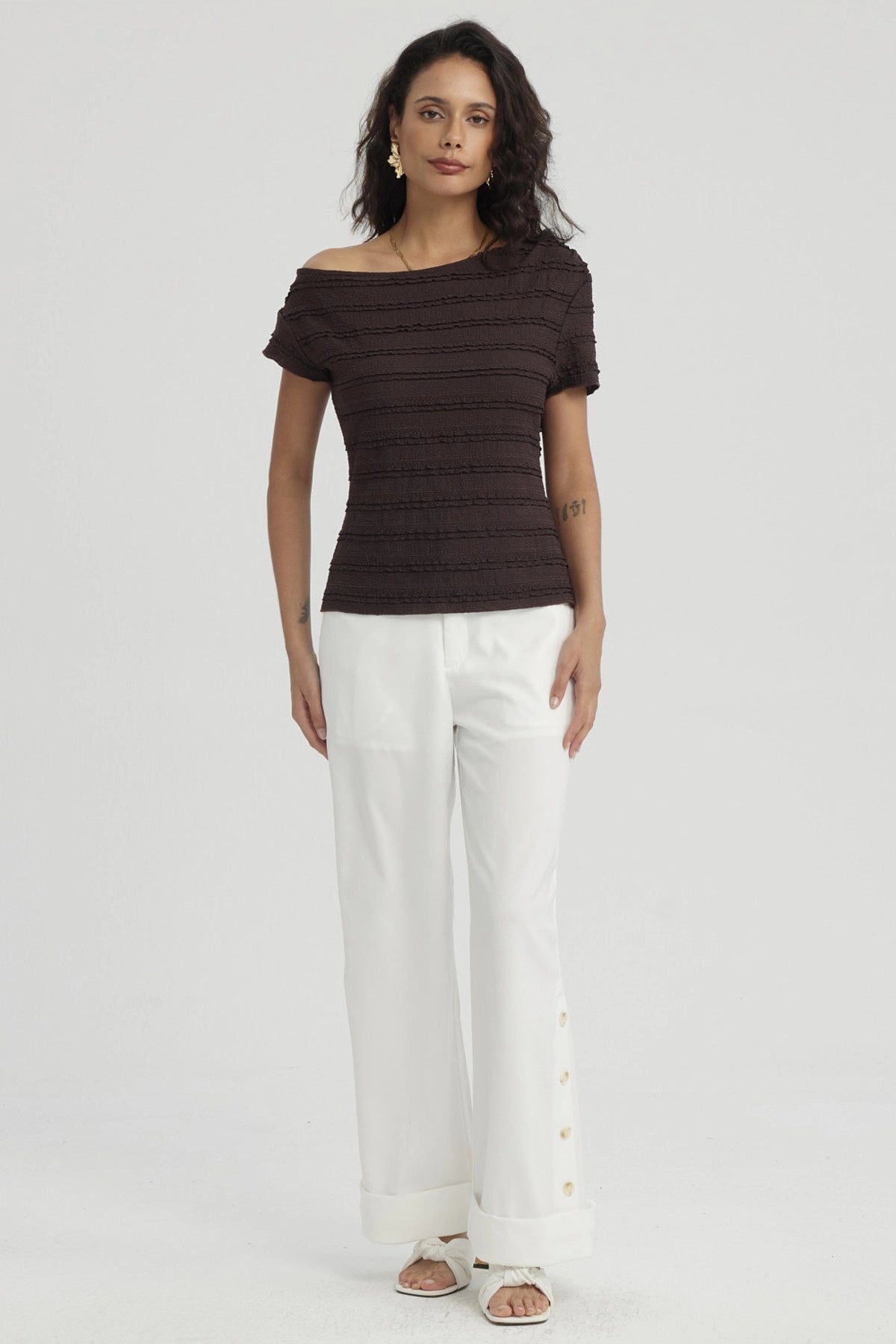 Polera mujer café oscuro con cuello asimétrico y textura en líneas horizontales lisa