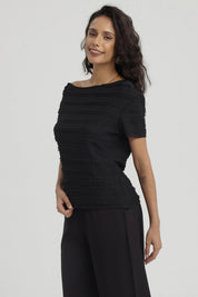 Polera negra para mujer con cuello asimétrico textura de líneas horizontales diseño liso y elegante