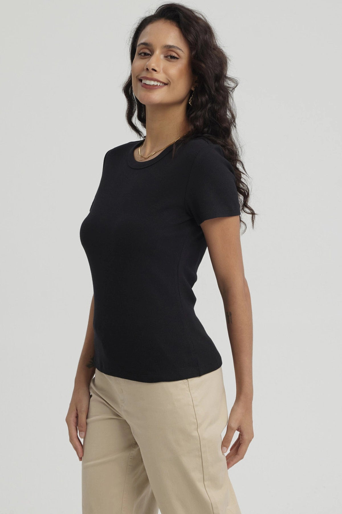 Polera mujer negra básica lisa de manga corta ajuste ceñido sin estampas