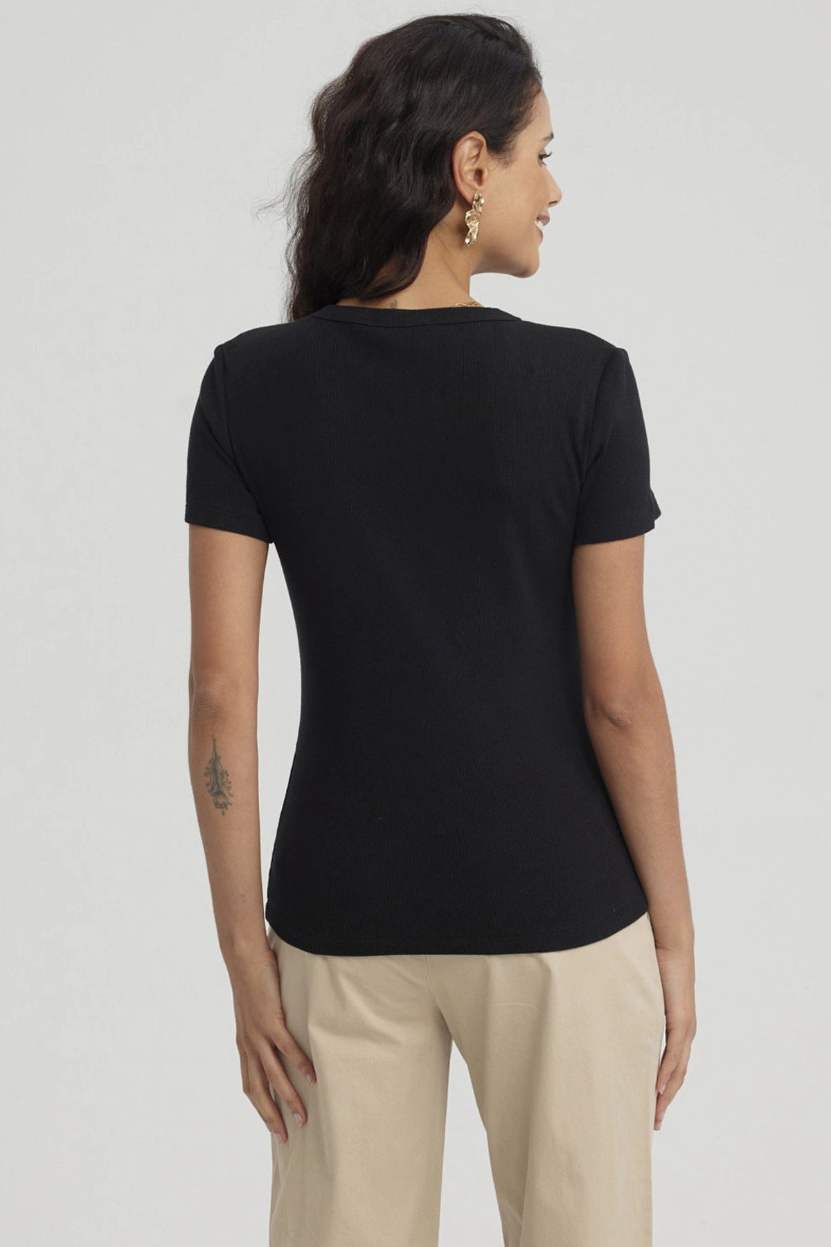 Polera mujer negra básica lisa de manga corta ajuste ceñido sin estampas
