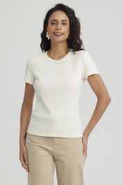 Polera mujer básica lisa crema de manga corta sin estampa ideal para combinar con cualquier look casual