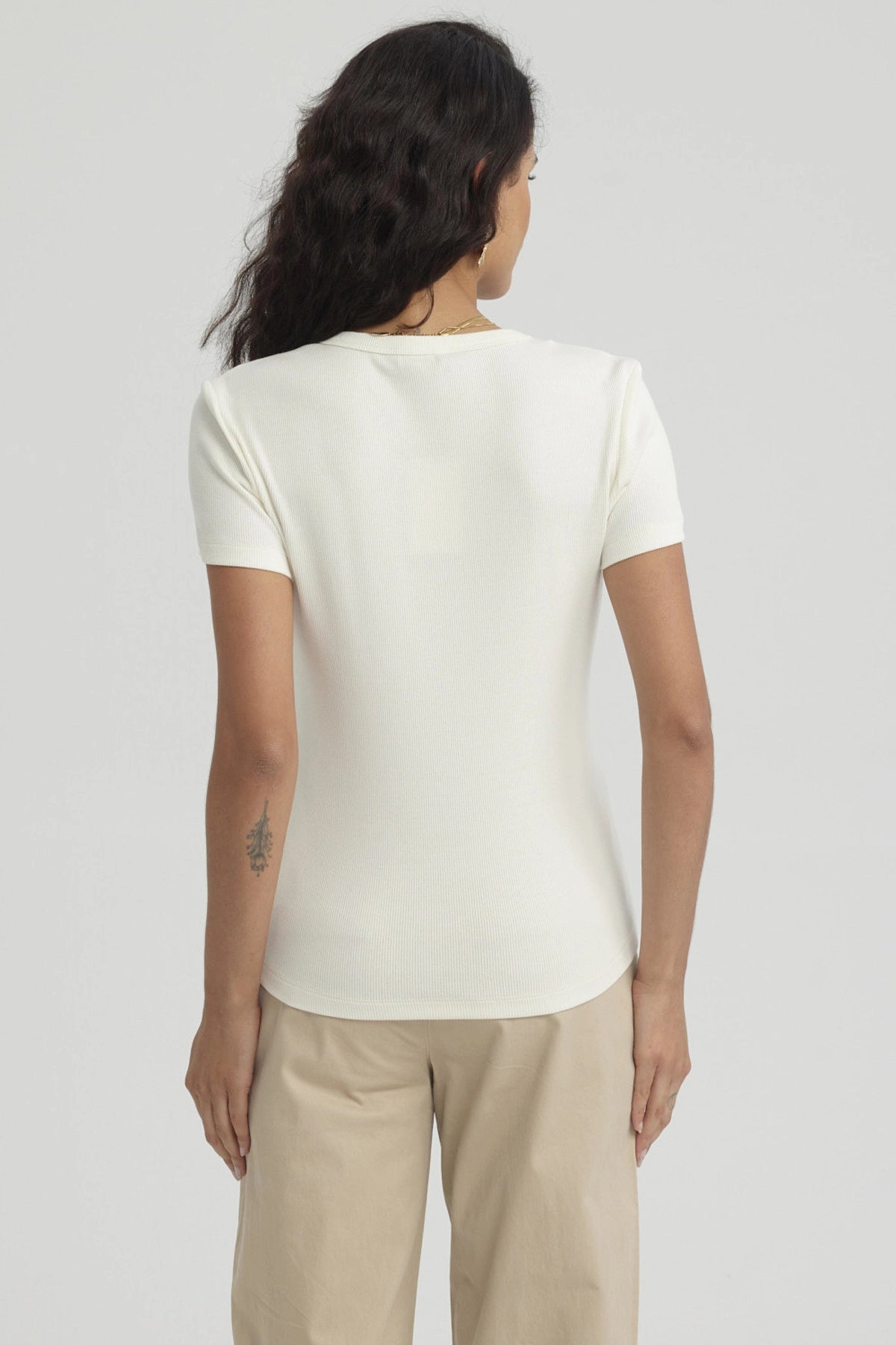 Polera mujer básica lisa crema de manga corta sin estampa ideal para combinar con cualquier look casual