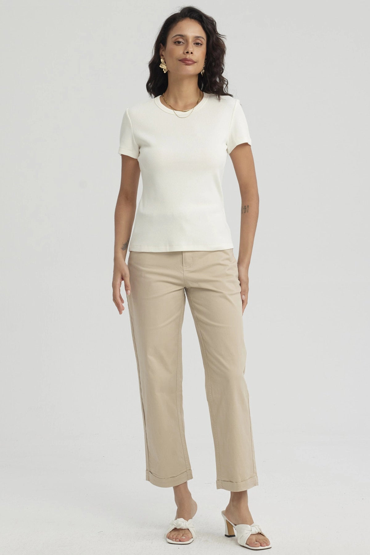 Polera mujer básica lisa crema de manga corta sin estampa ideal para combinar con cualquier look casual
