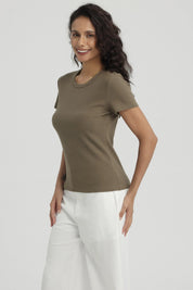 Polera mujer lisa verde olivo con corte ajustado y mangas cortas perfecta para un look casual sin estampa