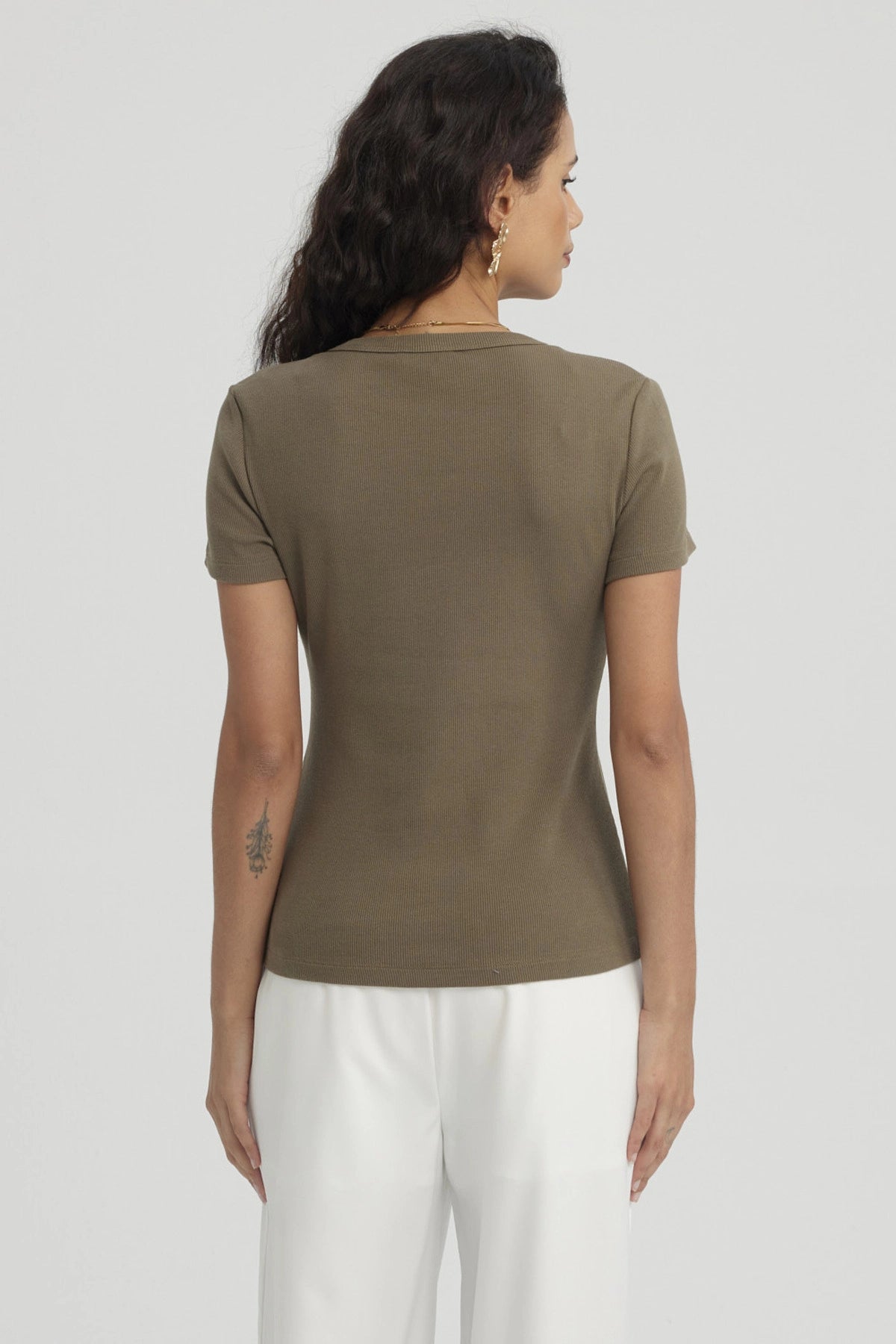 Polera mujer lisa verde olivo con corte ajustado y mangas cortas perfecta para un look casual sin estampa