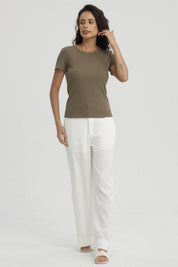 Polera mujer lisa verde olivo con corte ajustado y mangas cortas perfecta para un look casual sin estampa