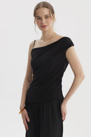 Polera de mujer negra con escote asimétrico y pabilo ajustado diseño liso ideal para un look elegante y moderno