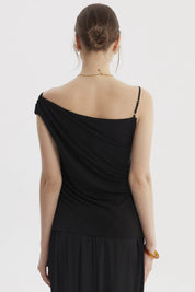 Polera de mujer negra con escote asimétrico y pabilo ajustado diseño liso ideal para un look elegante y moderno