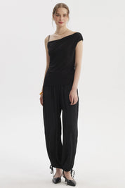 Polera de mujer negra con escote asimétrico y pabilo ajustado diseño liso ideal para un look elegante y moderno