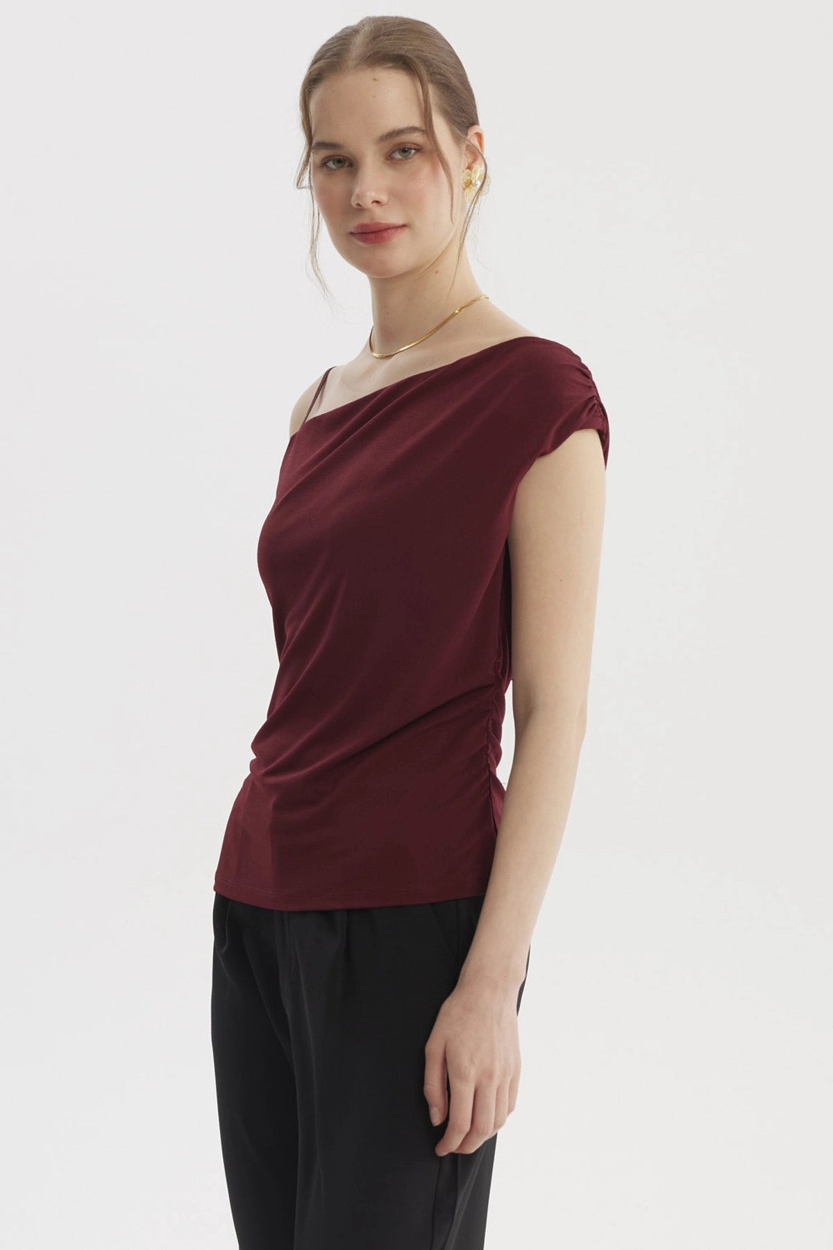 Polera mujer de pabilo rojo con escote asimétrico lisa sin estampa elegante y moderna ideal para días cálidos