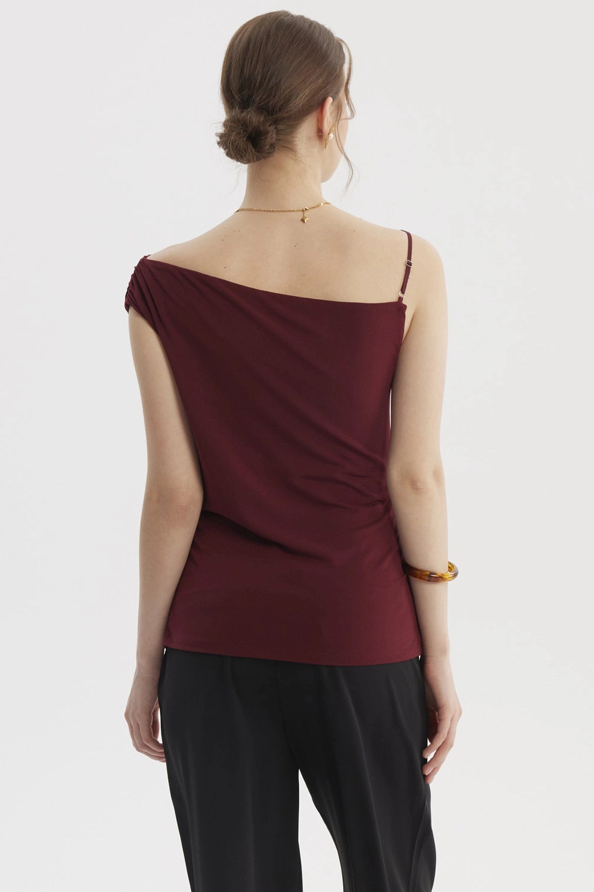 Polera mujer de pabilo rojo con escote asimétrico lisa sin estampa elegante y moderna ideal para días cálidos
