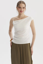 Polera de mujer crudo con escote asimétrico sin estampa lisa y diseño elegante