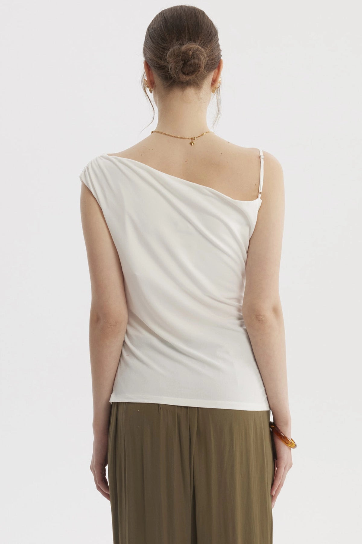 Polera de mujer crudo con escote asimétrico sin estampa lisa y diseño elegante