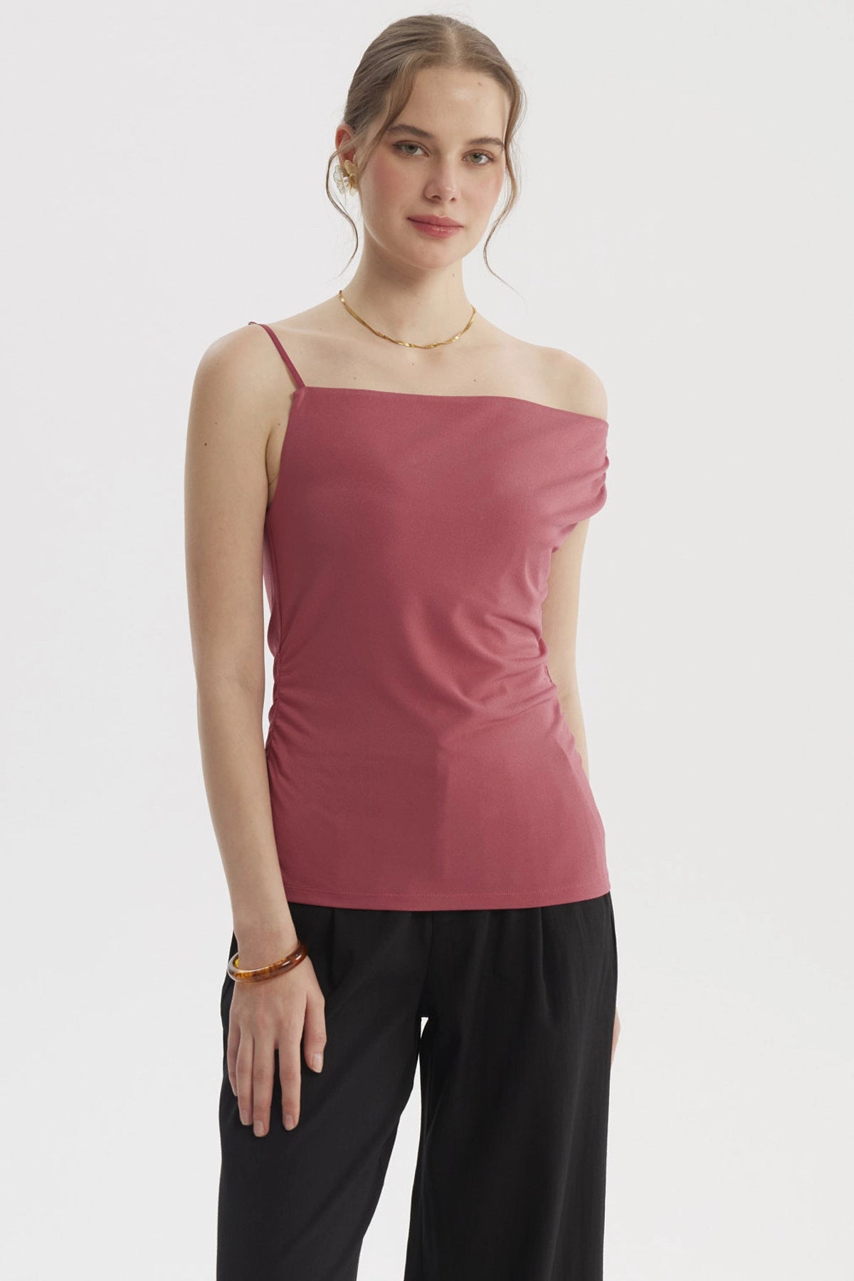 Polera mujer malva de pabilo con escote asimétrico lisa sin estampa ideal para un look fresco y moderno