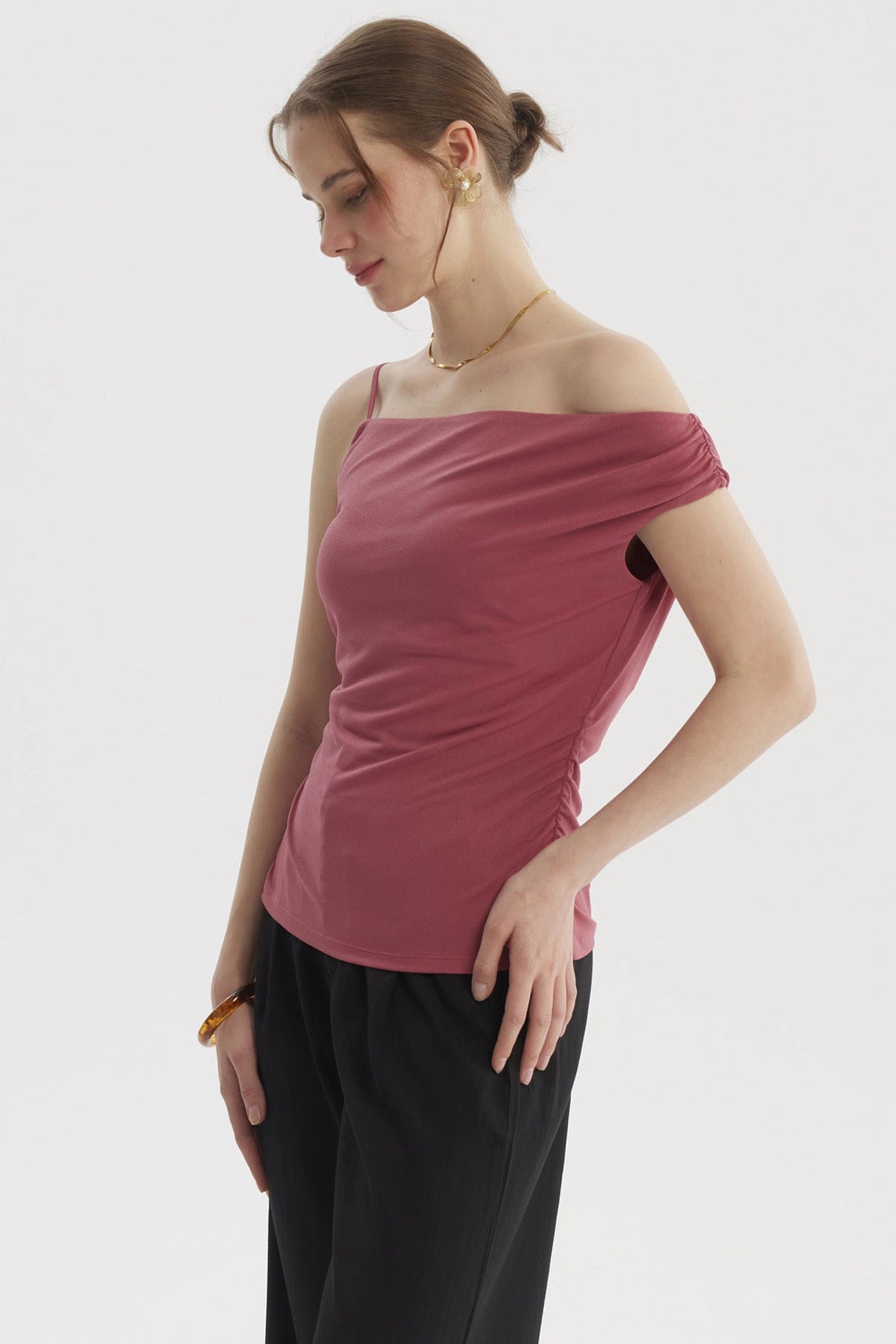 Polera mujer malva de pabilo con escote asimétrico lisa sin estampa ideal para un look fresco y moderno