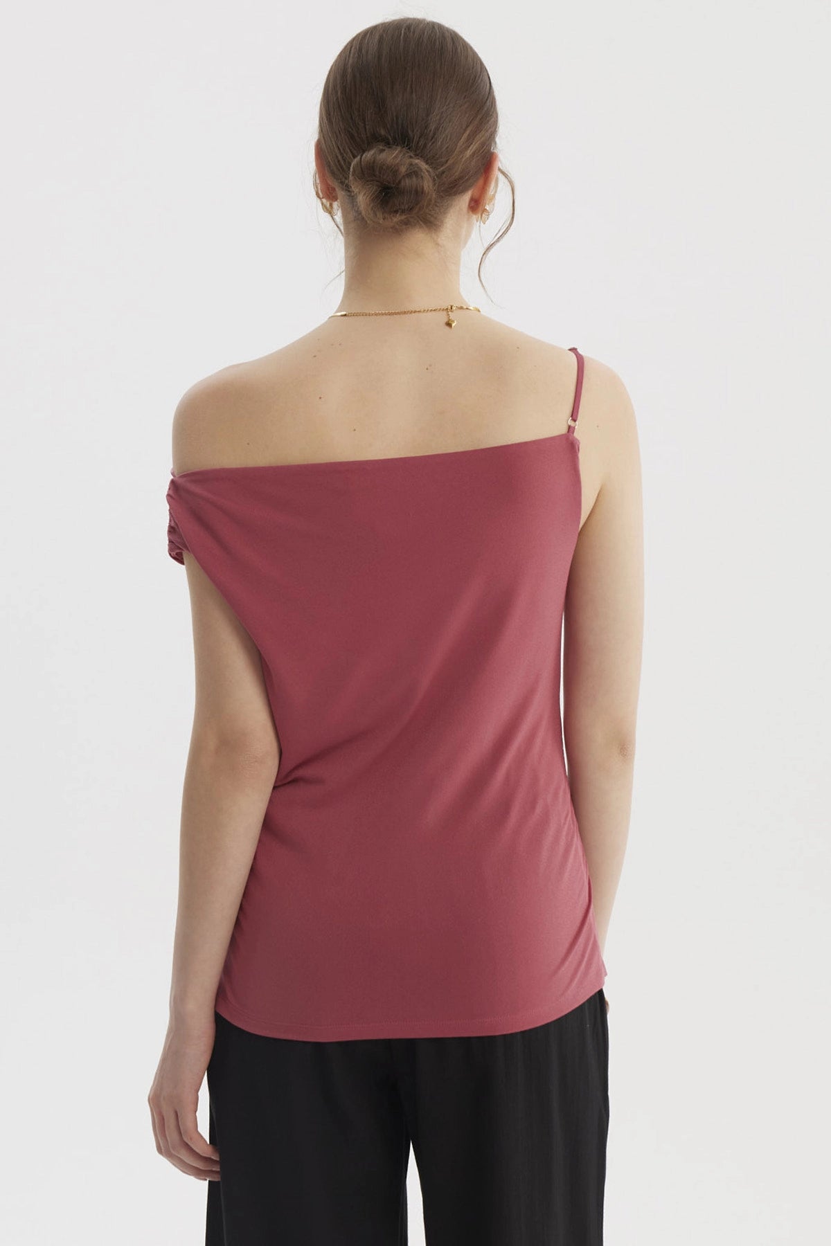 Polera mujer malva de pabilo con escote asimétrico lisa sin estampa ideal para un look fresco y moderno