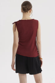 Polera sin mangas color vino con textura arrugada y amarre en el hombro derecho lisa y casual