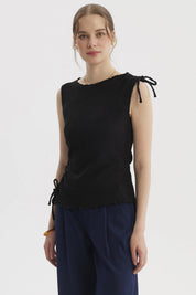 Polera negra sin mangas con detalle de amarre en el costado diseño liso ideal para un look elegante y casual