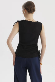 Polera negra sin mangas con detalle de amarre en el costado diseño liso ideal para un look elegante y casual